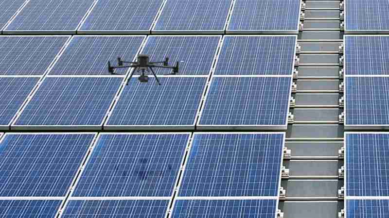 蓝狮在线以无人机搭配IR Sensor热显像技术进行全方面模块健检，，，有效降低人力成本并提升发电量