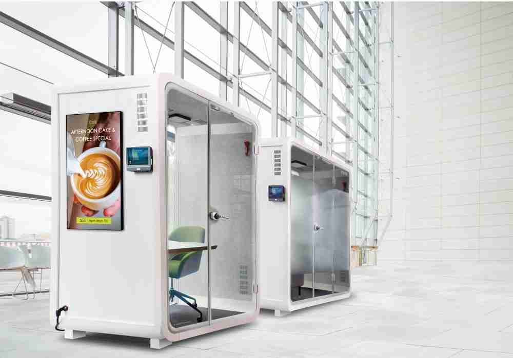 蓝狮在线子公司达擎之智慧行动办公舱，，，采用PDLC智能调光玻璃设计，，透过通电与断电的电流切换，，，，呈现透明与雾面效果，，，具节能降耗特性并兼顾隐私，，确保信息安全