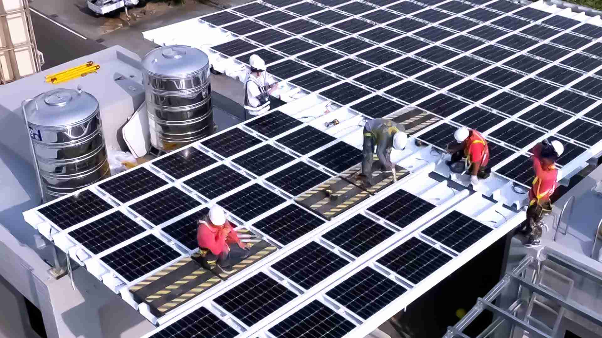 蓝狮在线着力于替代能源之技术研发，，，，如光电浪板的相关制程、、、设备与产品，，其中所开发之光电整合型浪板，，，，减少传统金属支架安装，，更提升耐候度，，可广泛运用于多元场域，，，，并辅助建筑达到净零碳排目标