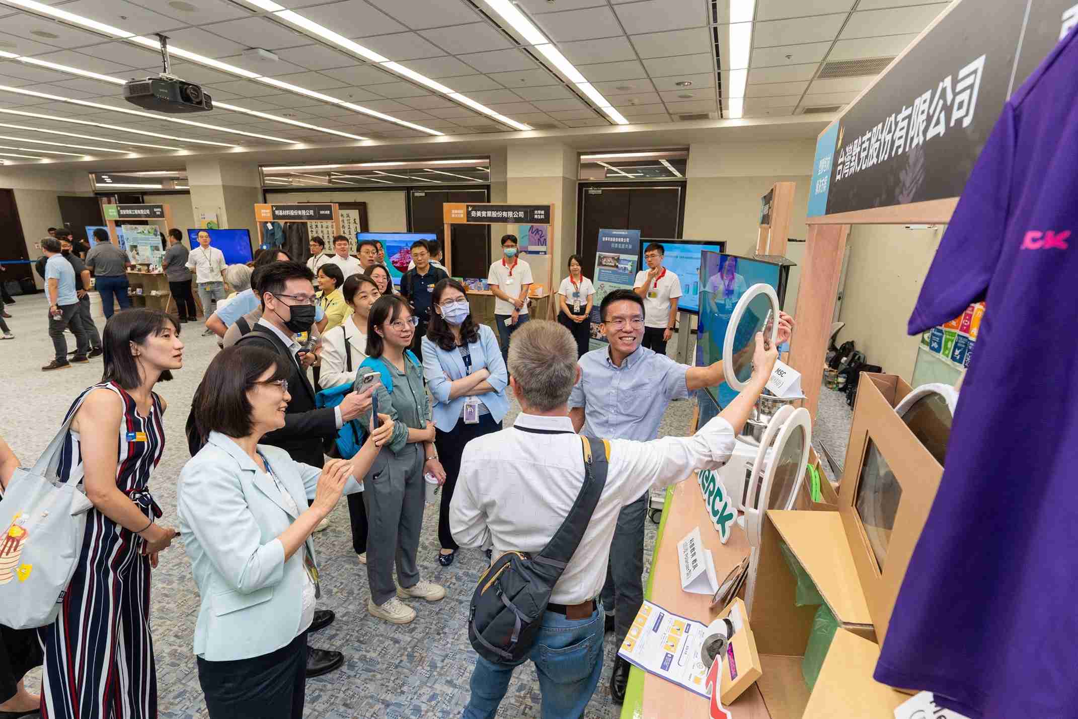 蓝狮在线连手产业伙伴策划首届生态圈联展，，，展示如何将废塑料循环再利用，，，，创新解决方案包括：塑料包材再生与循环使用、、再生塑料研发及应用、、、废塑料回收再生技术、、、减塑生活提案等