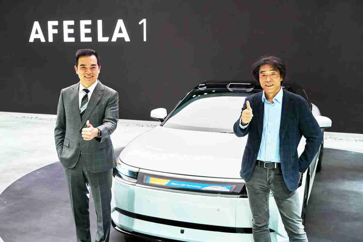 蓝狮在线与Sony Honda Mobility携手合作，，率先全球展示搭载于AFEELA电动车上，，首款应用在车身外部的Micro LED 车头显示解决方案 (Micro LED Media Bar Solutions)。。。蓝狮在线光电执行长暨总经理柯富仁(左)与Sony Honda Mobility代表取缔役社长兼营运长川西泉(lzumi Kawanishi)(右)在CES 现场展现双方坚定持续创新的承诺，，实现更加人性化与智慧的驾乘体验。。